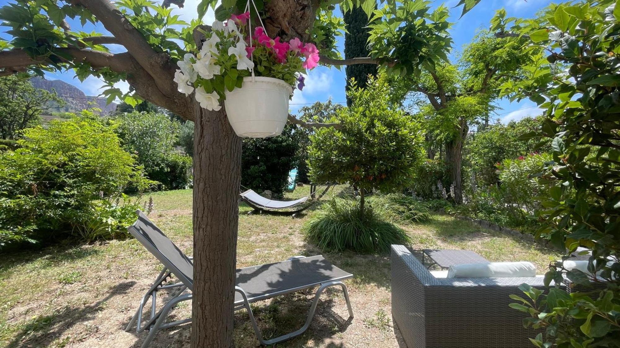 Large Private Garden, Quiet 2-Bedroom Apartment, Air Conditioning, Wifi, Parking Cassis Exterior photo